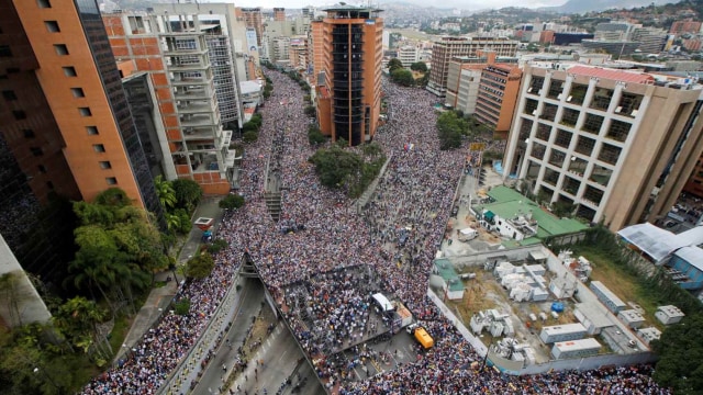 Suporter oposisi saat mendukung untuk mengambil alih keperesidenan Nicolas Maduro, Caracas, Venezuela (23/1/2019).  (Foto: REUTERS/Adriana Loureiro)