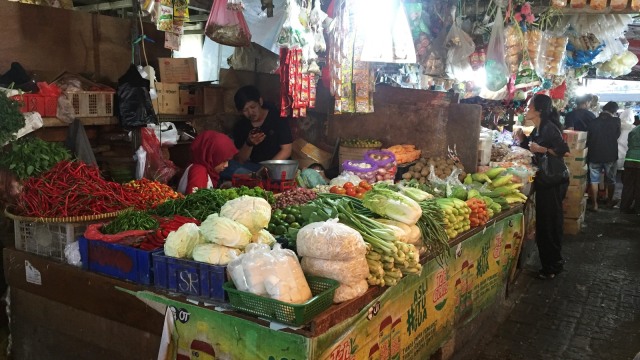 Pedagang cabai dan sayur di Pasar Minggu, Jakarta. (Foto: Tsana Fairuz Kamilla/kumparan)