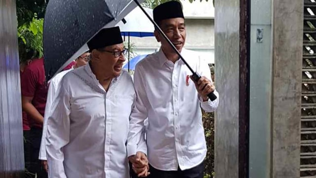 Jokowi payungi Qurais Shihab. (Foto: Instagram/@pramonoanungw)