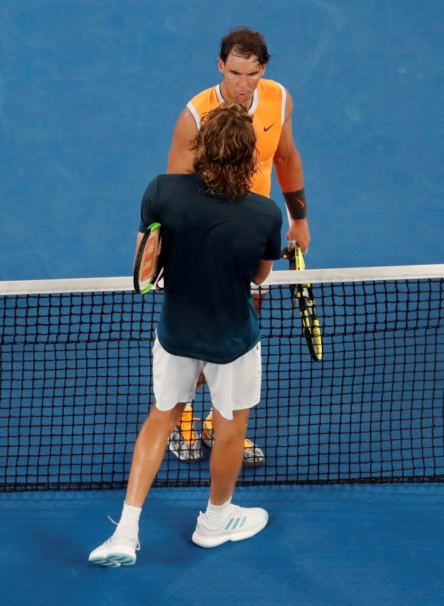 Rafael Nadal dan Stefanos Tsitsipas usai laga semifinal Australia Terbuka 2019. (Foto: REUTERS/Adnan Abidi)