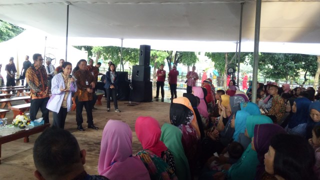 Menteri BUMN, Rini Soemarno, menemui nasabah program Mekaar di Lapangan Alun-Alun Kota Bekasi, Jumat (25/1).
 (Foto: Resya Firmansyah/kumparan)