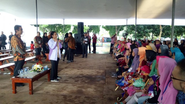 Menteri BUMN, Rini Soemarno, menemui nasabah program Mekaar di Lapangan Alun-Alun Kota Bekasi, Jumat (25/1).
 (Foto: Resya Firmansyah/kumparan)