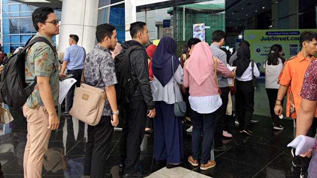 Antrian bursa kerja Indonesia Career Expo 2019 di Smesco Convention hall. (Foto: Elsa Olivia Karina L Toruan/kumparan)