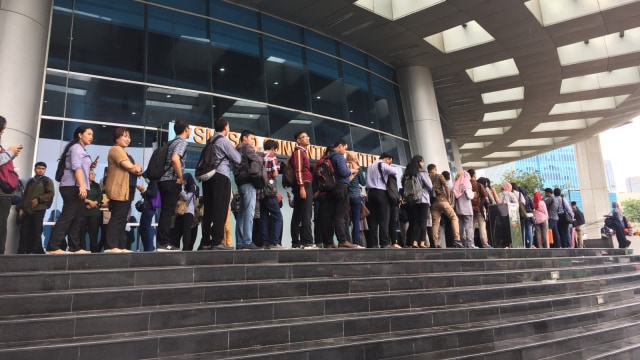 Antrian panjang bursa kerja Indonesia Career Expo 2019 di Smesco Convention hall. (Foto: Elsa Olivia Karina L Toruan/kumparan)
