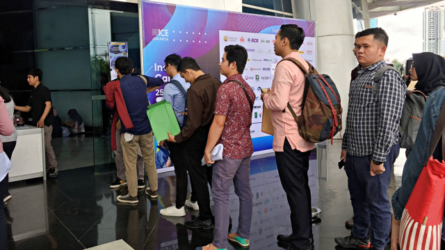 Antrian bursa kerja Indonesia Career Expo 2019 di Smesco Convention hall. Foto: Elsa Olivia Karina L Toruan/kumparan