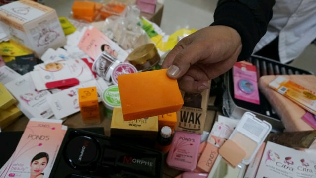 Sejumlah kosmetik palsu yang berhasil ditemukan oleh BPOM.  (Foto: Helmi Afandi/kumparan)