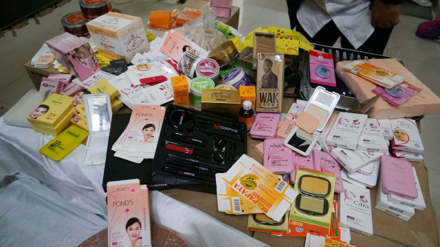 Sejumlah kosmetik palsu yang berhasil ditemukan oleh BPOM.  (Foto: Helmi Afandi/kumparan)