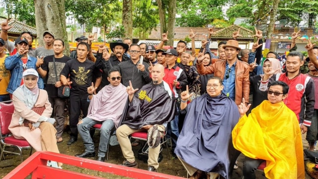 Wakil Ketua DPR, Fadli Zon bersama dengan Ahmad Dhani menyambangi Persatuan Pemangkas Rambut Garut, di Situ Bagendit. (Foto: Twitter/@fadlizon)