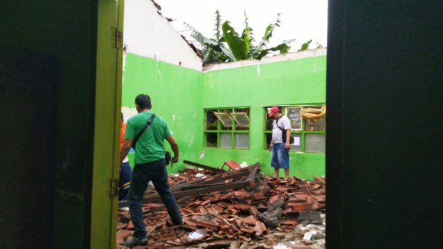 Kondisi SDN Srondol 01 Semarang usai diterjaing angin puting beliung.  (Foto: Afiati Tsalitsati/kumparan)