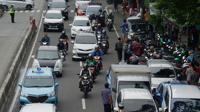 Kemacetan yang terjadi akibat dari sejumlah pelanggaran lalu lintas yang terjadi di kawasan Gatot Subroto. Foto: Iqbal Firdaus/kumparan