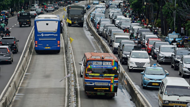 Angkutan umum Metro Mini, terlihat melanggar lalu lintas dengan melewati jalur TransJakarta di kawasan Gatot Subroto. Foto: Iqbal Firdaus/kumparan