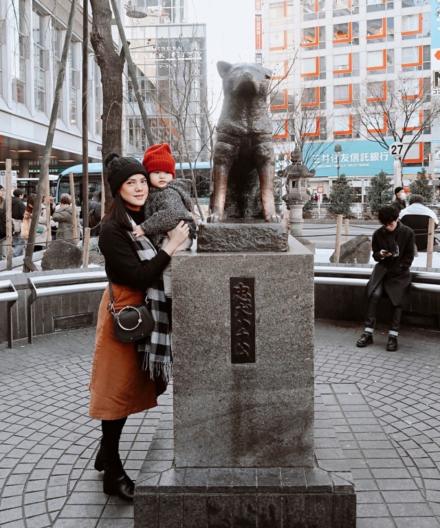 Alice dan Alita di depan patung hachiko. (Foto: Instagram @alicenorin)