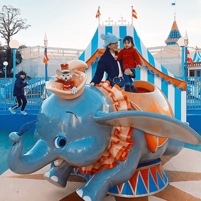 Alice dan Alita bermain di wahana gajah Tokyo Disneyland. (Foto: Instagram @alicenorin)