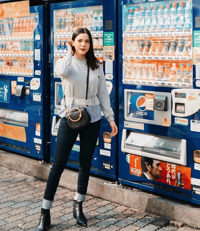 Alice Norin pose di depan vending machine di Jepang. (Foto: Instagram @alicenorin)