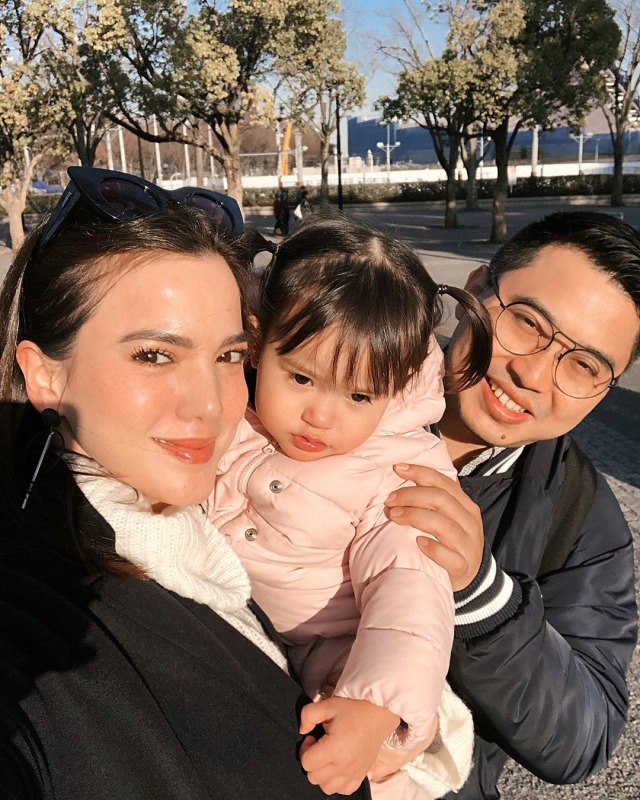 Aline Norine, Alvin Yodha, dan Alita selfie bersama saat di Jepang. (Foto: Instagram @alicenorin)