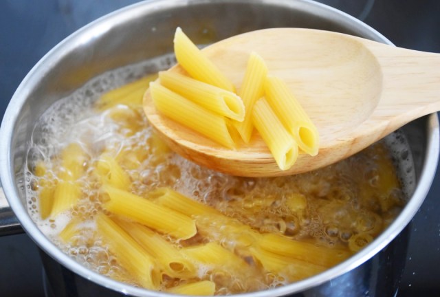 Merebus pasta (Foto: Shutterstock)