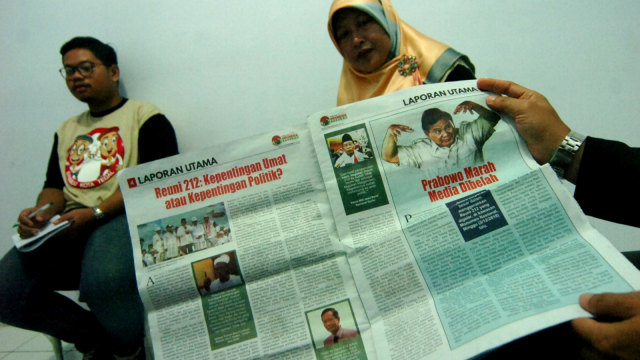 Petugas Bawaslu menunjukkan isi tabloid Indonesia Barokah di Kantor Bawaslu Kota Tegal, Jawa Tengah, Jumat (25/1/2019). (Foto: ANTARA FOTO/Oky Lukmansyah)