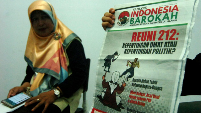 Petugas Bawaslu menunjukkan isi tabloid Indonesia Barokah di Kantor Bawaslu Kota Tegal, Jawa Tengah, Jumat (25/1/2019). (Foto: ANTARA FOTO/Oky Lukmansyah)