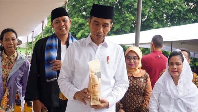 Presiden RI Joko Widodo bersama istri, Iriana, melihat hasil produk usaha di Acara PNM Mekaar di Alun-alun Bekasi, Jawa Barat. (Foto: Yudhistira Amran Saleh/kumparan)