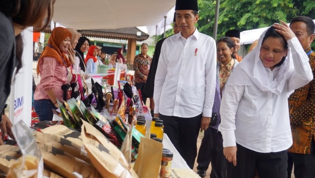 Presiden RI Joko Widodo bersama istri, Iriana, melihat hasil produk usaha di Acara PNM Mekaar di Alun-alun Bekasi, Jawa Barat. Foto: Yudhistira Amran Saleh/kumparan