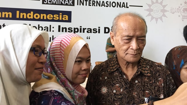 Tokoh Muhammadiyah sekaligus Anggota Dewan Pengarah Badan Pembinaan Ideologi Pancasila (BPIP), Ahmad Syafii Maarif (kanan), di acara Seminar Internasional di Universitas Gadjah Mada (UGM), Jumat (25/1). (Foto: Arfiansyah Panji Purnandaru/kumparan)
