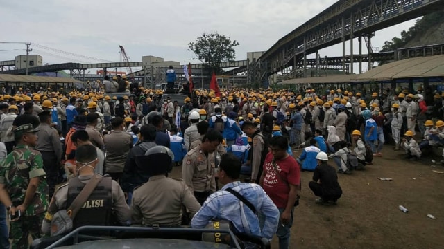 Massa yang melakukan mogok kerja di Morowali. (Foto: Instagram/@polresmorowali)