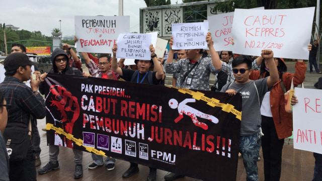 Aksi wartawan tuntut pembatalan remisi Susrama, Jumat (25/1). (Foto: Fachrul Irwinsyah/kumparan)
