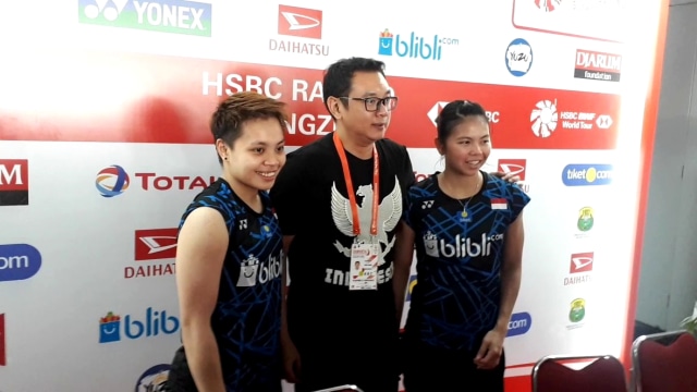 Ganda putri, Greysia (kiri) dan Apriyani (kanan), bersama pelatih, Eng Hian (tengah) di perempat final Indonesia Masters 2019. (Foto: Karina Nur Shabrina/kumparan)