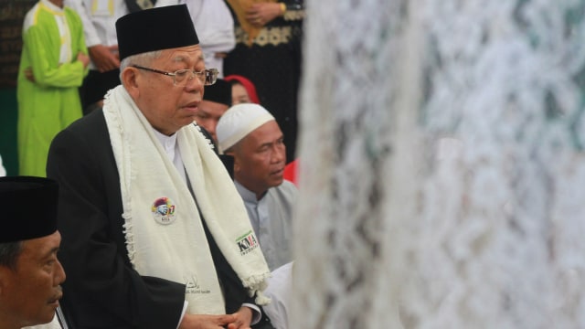 Cawapres nomor urut 01, Ma'ruf Amin berziarah ke Makam Syekh H Muh Arsyad Al Banjary (Datu Kalampayan) di Kelampayan, Martapura, Kalimantan Selatan. (Foto: Antara/Bayu Pratama S)