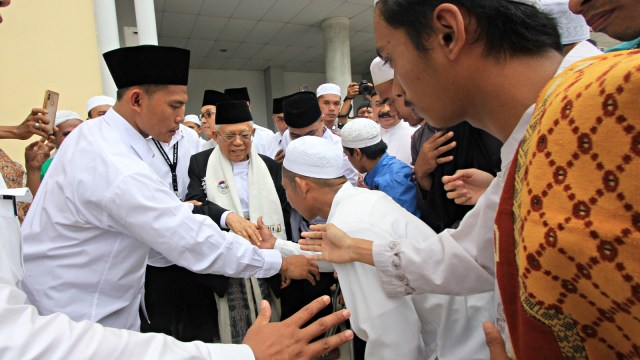Cawapres nomor urut 01, Ma'ruf Amin menyalami warga usai mengikuti salat Jumat di Masjid Agung Al-Karomah, Martapura, Kalimantan Selatan. (Foto: Antara/Bayu Pratama S)