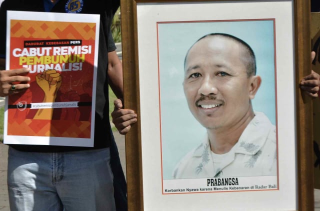 Jurnalis dan masyarakat yang tergabung dalam Solidaritas Jurnalis Bali menggelar aksi damai mendesak pembatalan remisi bagi I Nyoman Susrama di Monumen Bajra Sandhi, Denpasar, Bali, Jumat (25/1/2019).  Foto: ANTARA FOTO/Fikri Yusuf