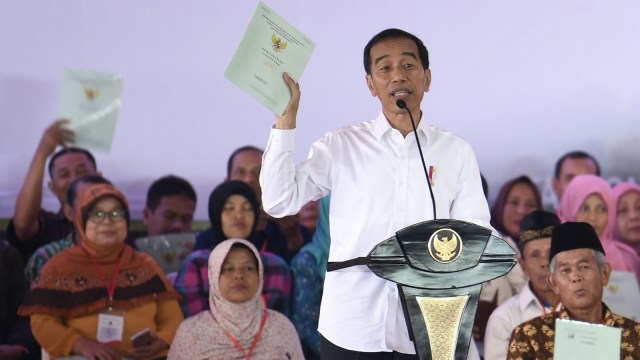 Presiden Joko Widodo memberikan pengarahan saat penyerahan sertifikat tanah. Foto: Antara/Puspa Perwitasari