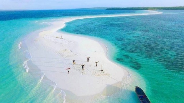 Pantai Ngurtavur terletak di Pulau Waja dan disebut juga sebagai Pasir Timbul karena ada pasir yang menjorok ke laut dan bisa ditapaki saat laut surut (Foto: Ist)
