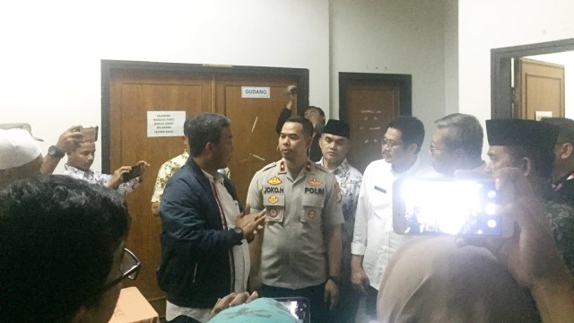 Ketua DPRD DKI Prasetyo Edi Marsudi saat menyambangi sekolah di Jakarta Barat yang dijadikan penyimpanan narkoba, Jumat (25/1). (Foto: Moh Fajri/kumparan )
