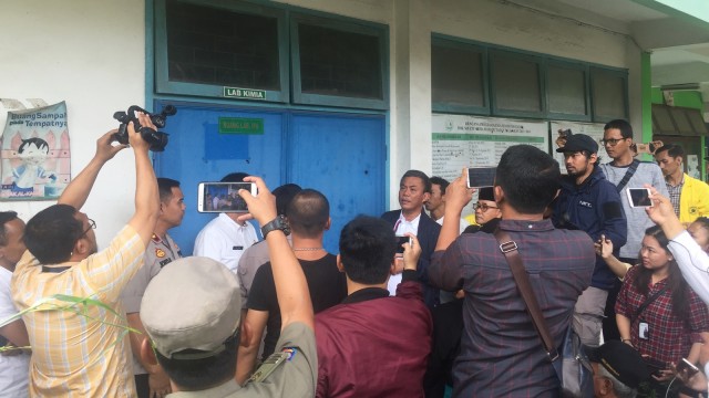 Ketua DPRD DKI Prasetyo Edi Marsudi saat menyambangi sekolah di Jakarta Barat yang dijadikan penyimpanan narkoba, Jumat (25/1). (Foto: Moh Fajri/kumparan )