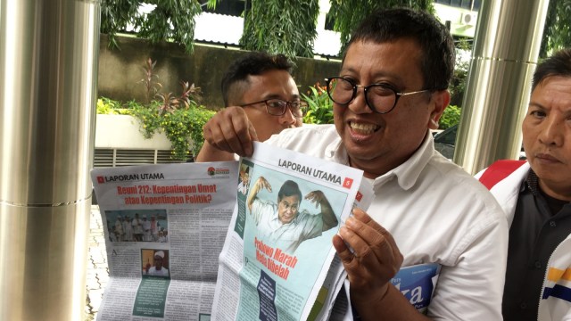 Andi Syamsul Bahri saat menunjukkan isi Tabloid 'Indonesia Barokah'. (Foto: Fachrul Irwinsyah/kumparan)
