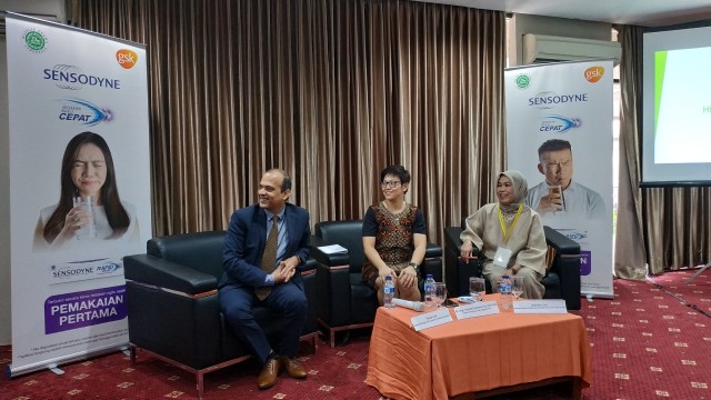 GM GSK Consumer Healthcare Indonesia, Pawan Sud (kiri), Regional Medical Marketing Manager (South East Asia) at GSK, Jasmine Loh (tengah) dan perwakilan PDGI, Dr drg Yuniarti Soeroso Sp Perio (k) saat konferensi pers di Semarang. (Foto: dok. Afiati Tsalitsati/ kumparan)