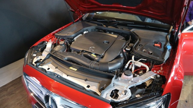 Mercedes-Benz E 350 EQ Boost dibekali mesin 4-silinder segaris, 1.991 cc, yang sanggup memuntahkan 299 daya kuda (dk) pada 5.800-6.100 rpm dan torsi punya 400 Nm.   (Foto: Ghulam Nayazri/kumparanOTO)