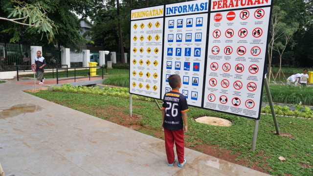 Anak-anak dapat membaca papan informasi tentang peraturan dan rambu-rambu lalu lintas di Taman Pintar Berlalu Lintas, Tebet Timur, Jakarta. (Foto: Helmi Afandi/kumparan)