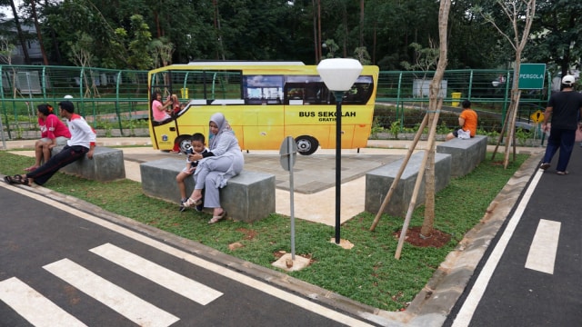 Taman Pintar Berlalu Lintas menyediakan tempat duduk bagi orang tua yang sedang menunggu anak-anaknya bermain. (Foto: Helmi Afandi/kumparan)