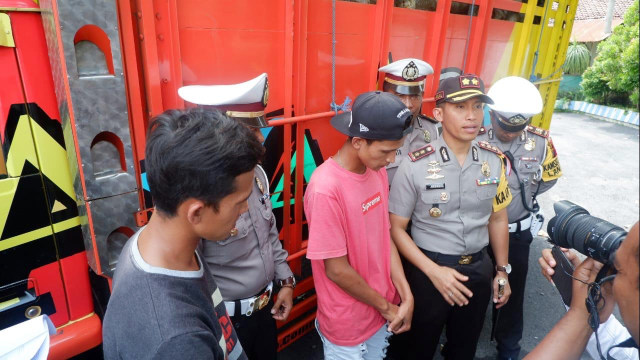 Polres Lumajang tangkap pengemudi ‘truk goyang’. (Foto: Dok. Polres Lumajang)