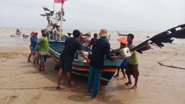 Nelayan pencari rajungan di Desa Kradenan Kecamatan Palang Kabupaten Tuban.