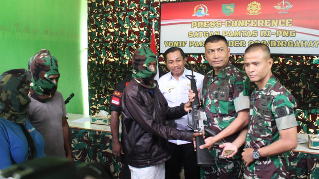Dua Anggota OPM Serahkan Senjata dan Berjanji Setia Sama Pancasila (Foto: Dok. Pendam Cendrawasih)
