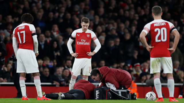 Tim medis Arsenal sedang memeriksa Koscielny. (Foto: Reuters/Matthew Childs)
