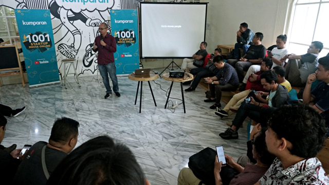 Chief Corporate Strategy kumparan, Andrias Ekoyuono, menjadi pemateri pertama di hari terakhir onboarding kumparan 1001 Startup Media Online. Ia membahas tentang Milestone 1001 media. (Foto: Matheus Marsely/kumparan)