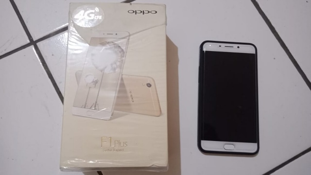 Barang bukti sebuah handphone merk OPPO tipe F1 Plus (X9009), warna emas, milik korban.