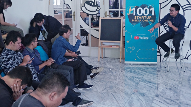 Wakil Pemimpin Redaksi kumparan, Rachmadin Ismail, saat membuka sesi diskusi dan tanya-jawab dengan para peserta kumparan 1001 Startup Media Online. (Foto: Matheus Marsely/kumparan)