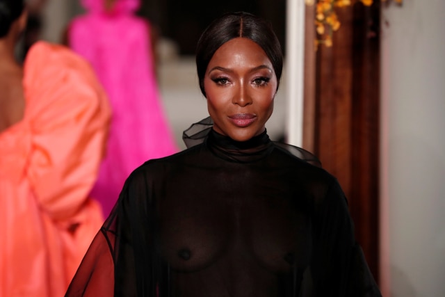 Naomi Campbell menutup pergelaran Valetino Haute Couture Spring 2019. Foto: Dok. REUTERS/Benoit Tessier