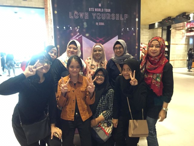 Fans Bersiap Saksikan Film Konser BTS di Bioskop Indonesia (Foto: Masajeng Rahmiasri/ kumparan)
