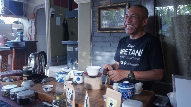 Pemilik waralaba House of Tea, Gunawan sedang bercerita mengenai teh. Foto: Matheus Marsely/kumparan